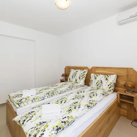 Дом отдыха Eight-bedroom Okrug Gornji With Sea View 05 Трогир