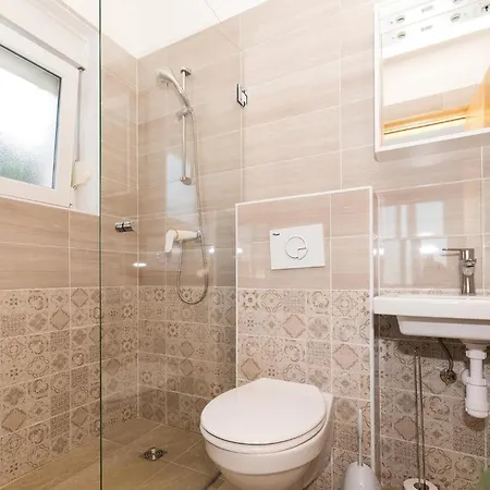 Дом отдыха Eight-bedroom Okrug Gornji With Sea View 05