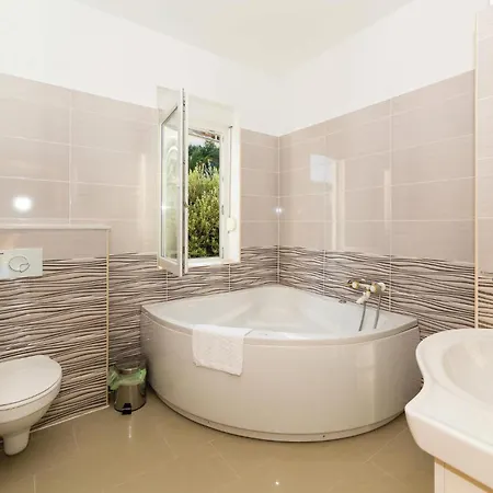 Ferienhaus Eight-bedroom Okrug Gornji With Sea View 05 Trogir