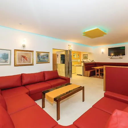 Eight-bedroom Okrug Gornji With Sea View 05 Дом отдыха