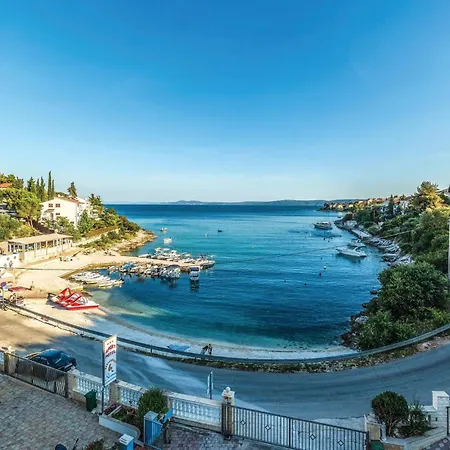 Дом отдыха Eight-bedroom Okrug Gornji With Sea View 05 Трогир