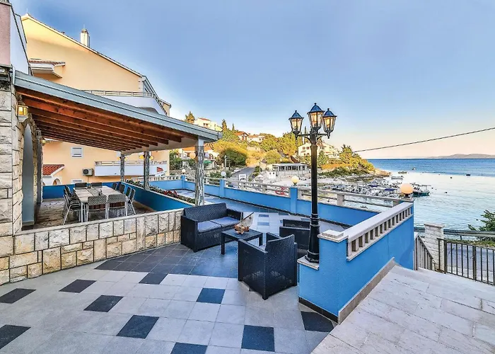 Vakantiehuis Eight-bedroom Okrug Gornji With Sea View 05 Trogir