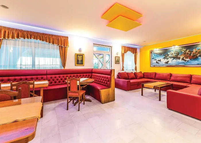 Vakantiehuis Eight-bedroom Okrug Gornji With Sea View 05