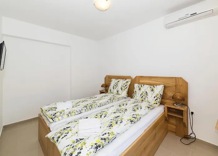 Vakantiehuis Eight-bedroom Okrug Gornji With Sea View 05 Trogir