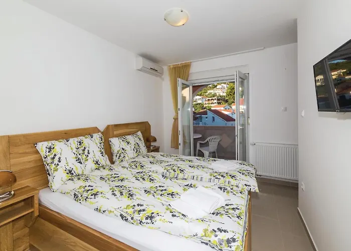 Eight-bedroom Okrug Gornji With Sea View 05 Vakantiehuis Trogir