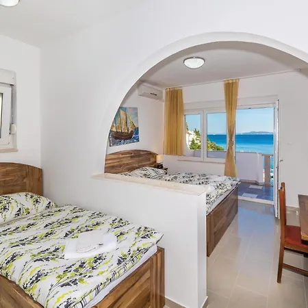 Eight-Bedroom Holiday Home Okrug Gornji With Sea View 05