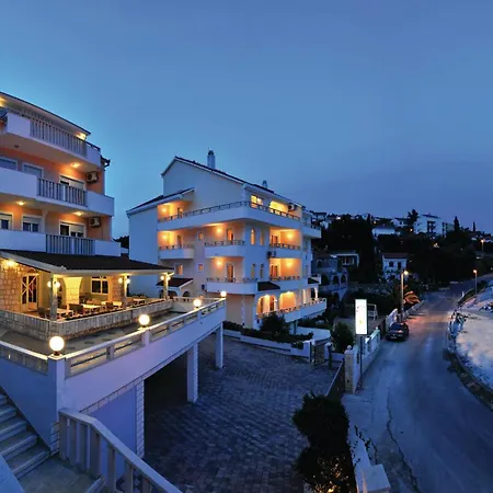 Eight-Bedroom Holiday Home Okrug Gornji With Sea View 05 *