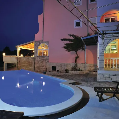 بيت للعطل Eight-bedroom Okrug Gornji With Sea View 05 تروغير