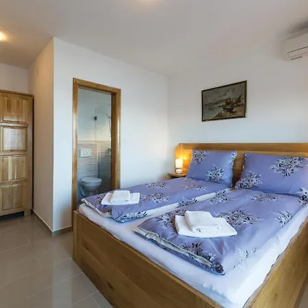 Eight-Bedroom Holiday Home Okrug Gornji With Sea View 05 *
