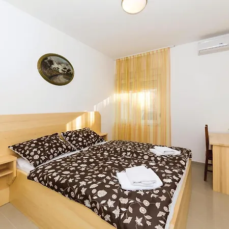 8 Bedroom Lovely In Okrug Gornji *