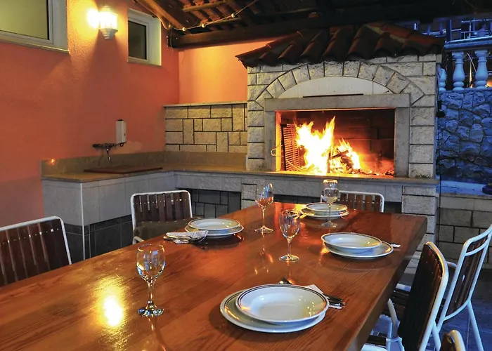 Eight-bedroom Okrug Gornji With Sea View 05 Hébergement de vacances *
