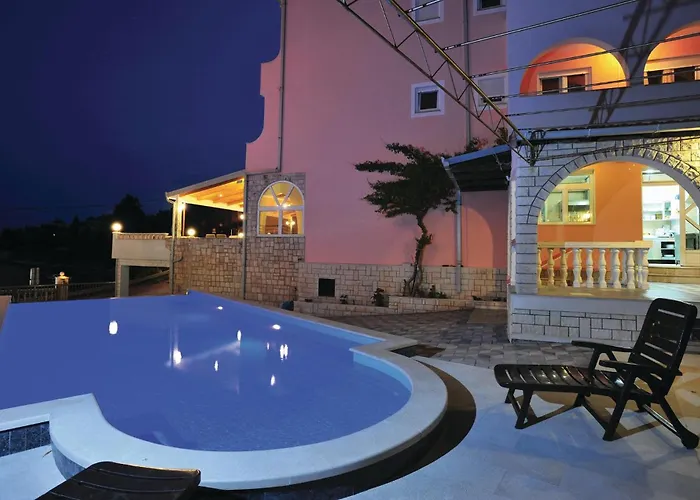 بيت للعطل Eight-bedroom Okrug Gornji With Sea View 05 تروغير