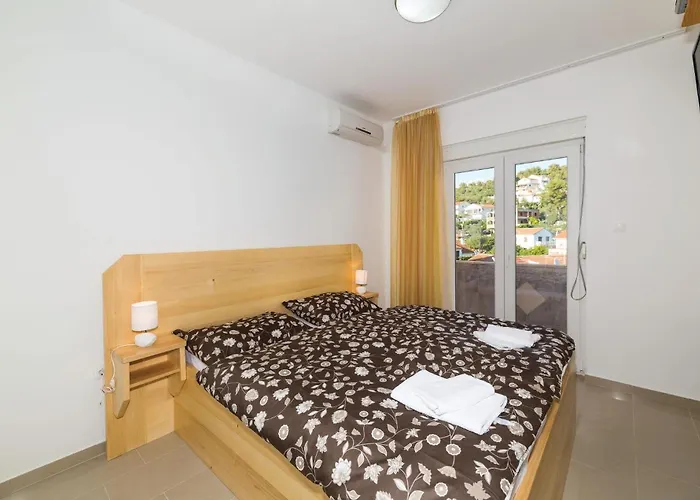 Eight-bedroom Okrug Gornji With Sea View 05 بيت للعطل تروغير