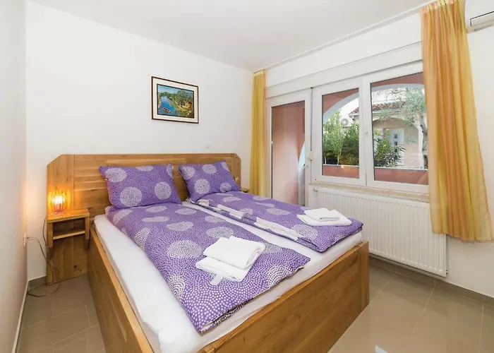 Eight-bedroom Okrug Gornji With Sea View 05 بيت للعطل