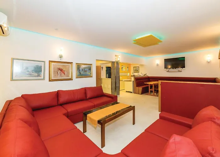 Eight-bedroom Okrug Gornji With Sea View 05 بيت للعطل