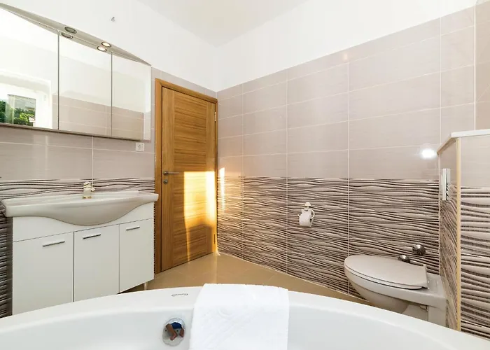 Eight-bedroom Okrug Gornji With Sea View 05