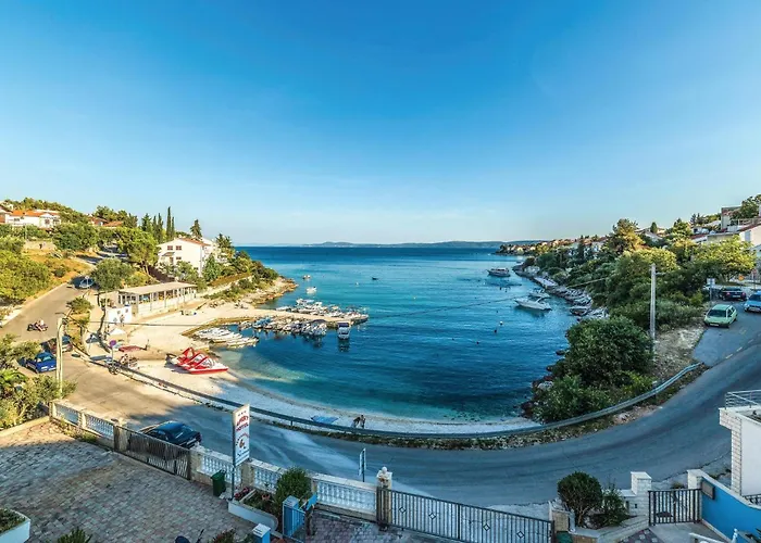بيت للعطل Eight-bedroom Okrug Gornji With Sea View 05 تروغير