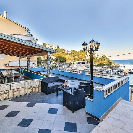 Дом отдыха Eight-bedroom Okrug Gornji With Sea View 05 Трогир