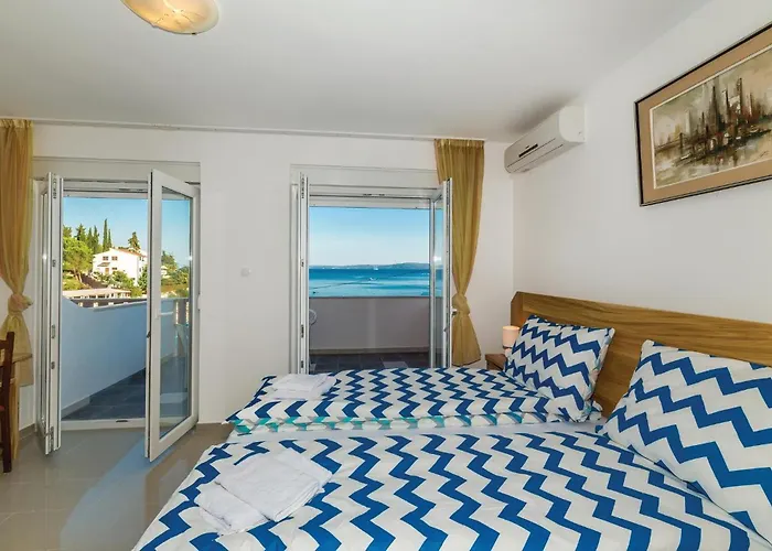 Дом отдыха Eight-bedroom Okrug Gornji With Sea View 05