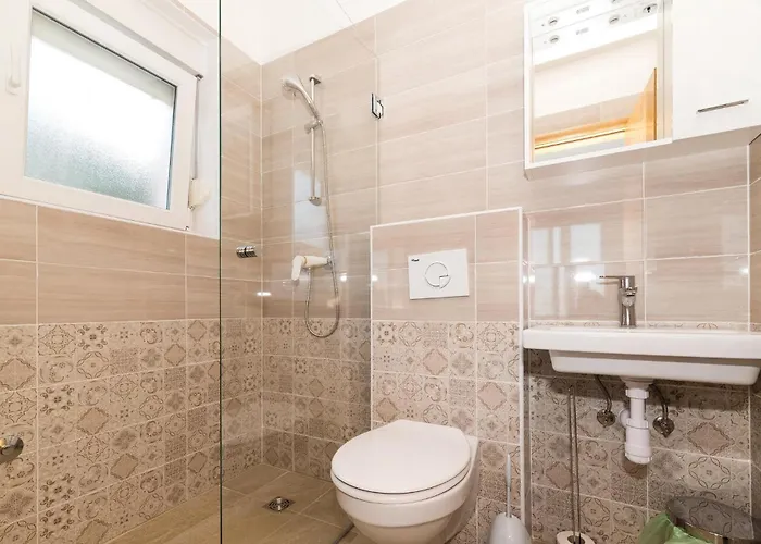 Дом отдыха Eight-bedroom Okrug Gornji With Sea View 05