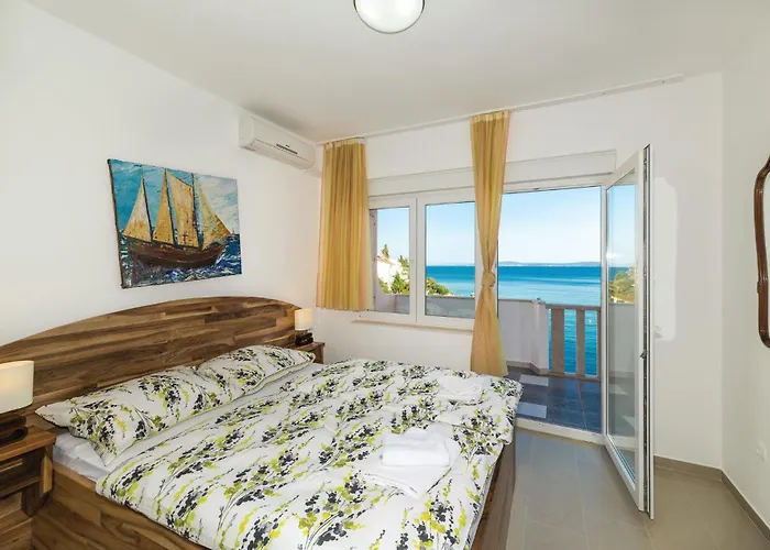 Дом отдыха Eight-bedroom Okrug Gornji With Sea View 05 *